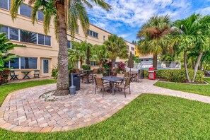 Outdoor dining - Your Treasure Awaits! Sandy Beach + Bay & Pool! (Treasure Island)