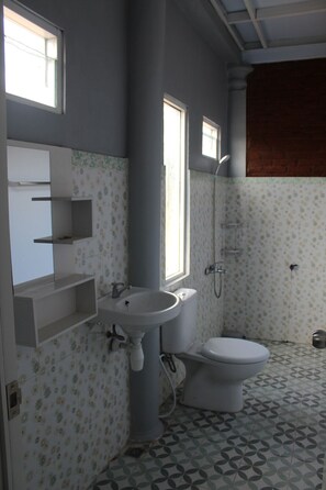 Superior-Zimmer | Badezimmer | Dusche, kostenlose Toilettenartikel, HandtĂŒcher, Seife
