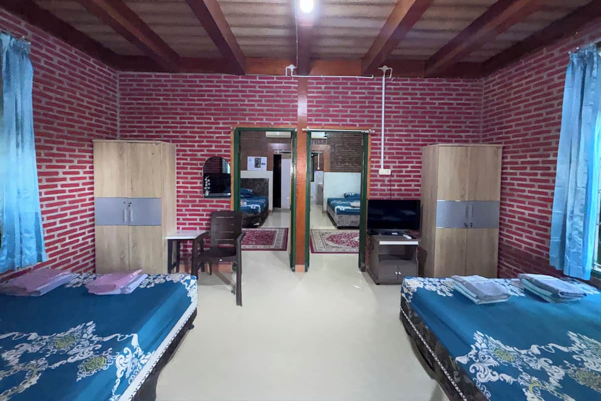 Family Room | WiFi (free), bed sheets