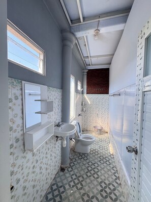 Superior Room | Bathroom | Shower, free toiletries, bidet, towels