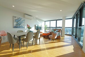 Elite Apartment | Living area | Flat-screen TV