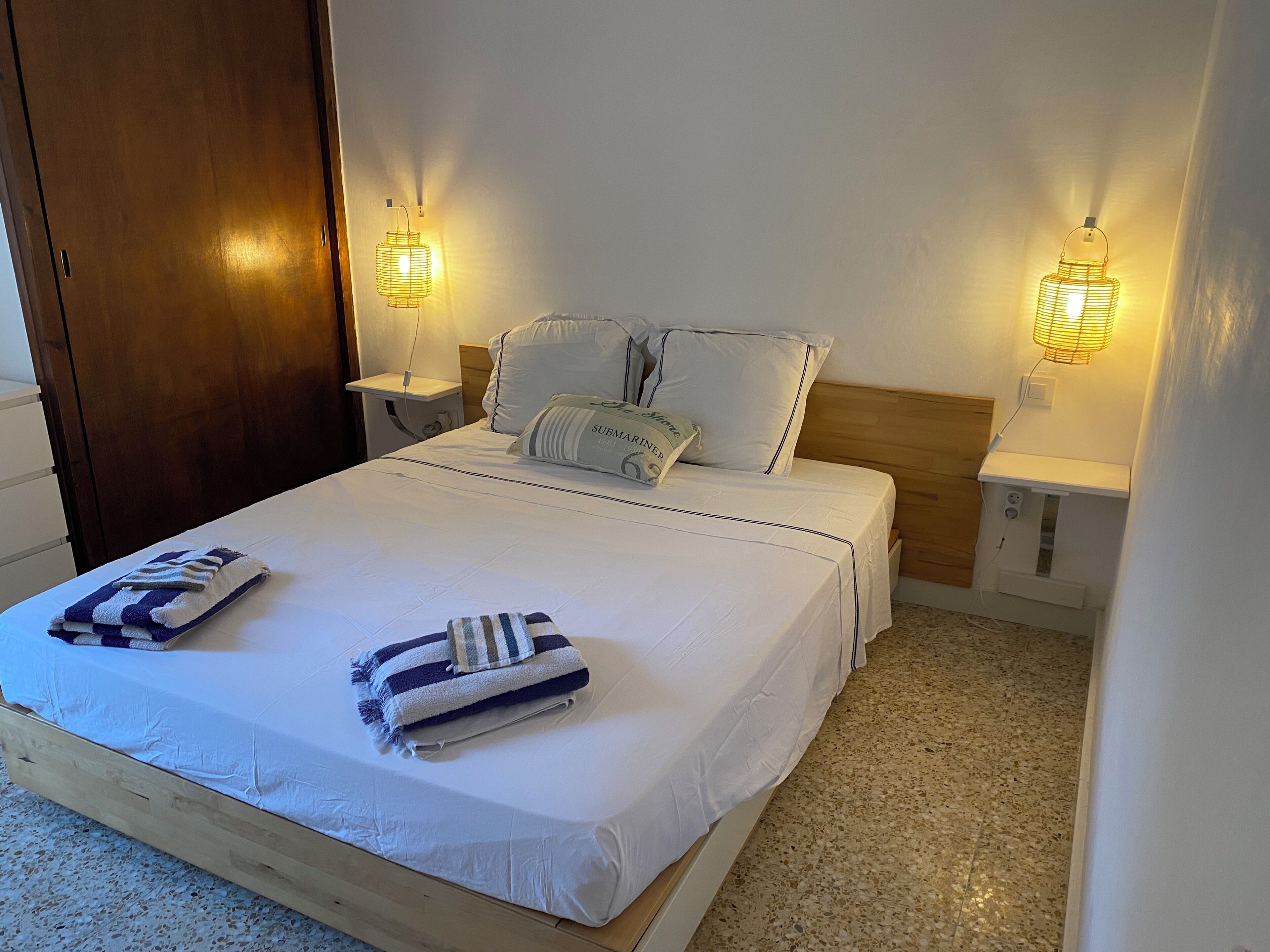 3 slaapkamers, een strijkplank/strijkijzer, gratis wifi, beddengoed