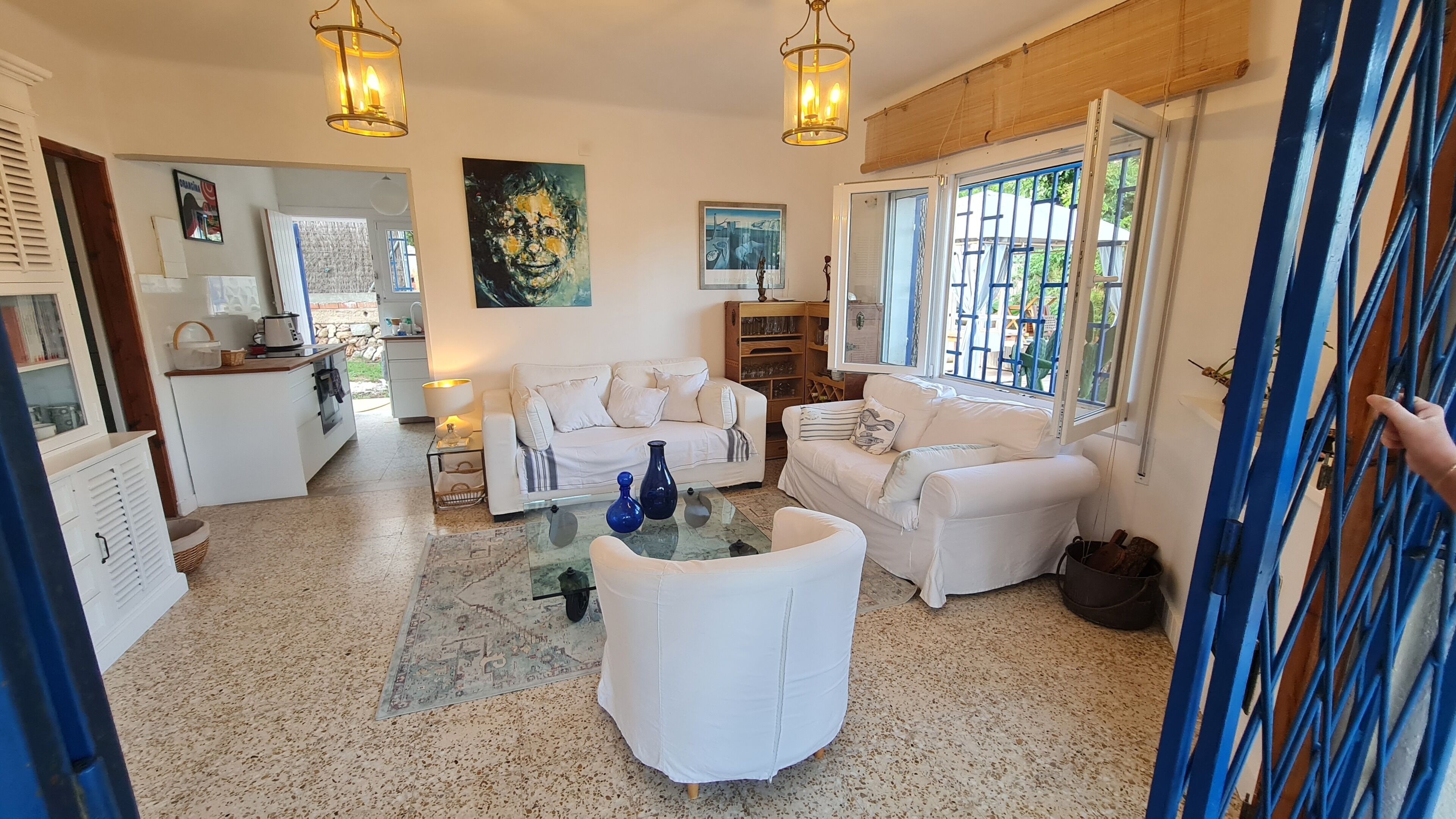 Een smart-tv, een open haard, boeken en een stereo