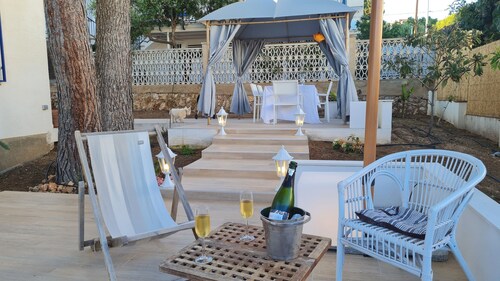 Très jolie maison idéale pour famille ou amis à 100m de la mer, 700m des plages.