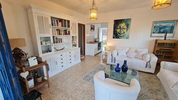 Een smart-tv, een open haard, boeken en een stereo