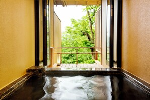 Coffres-forts dans les chambres, fer et planche à repasser