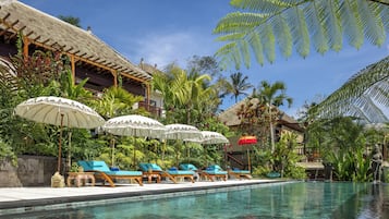 2 albercas al aire libre y camastros