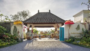 A traditional-style building with a tiled roof and a covered entrance. - Villa Lembah Damai (Taro)