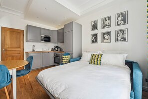 1 bedroom, iron/ironing board, WiFi, bed sheets - La Maison Kléber – Luxury 1BR near Eiffel Tower & Champs-Élysées (Paris)