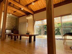 3 室のベッドルーム、遮光カーテン、WiFi (無料)、ベッドシーツ