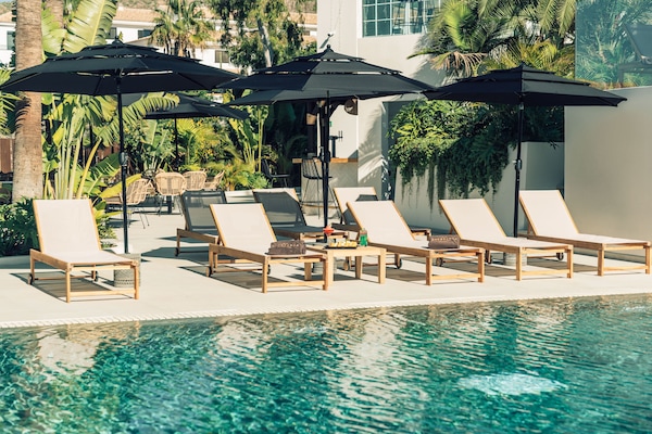 Piscina a l'aire lliure, cabanes (de pagament) i gandules