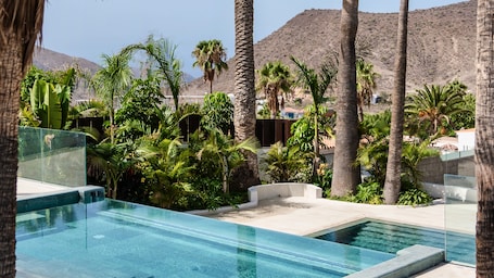 Una piscina al aire libre, camas de piscina con cargo