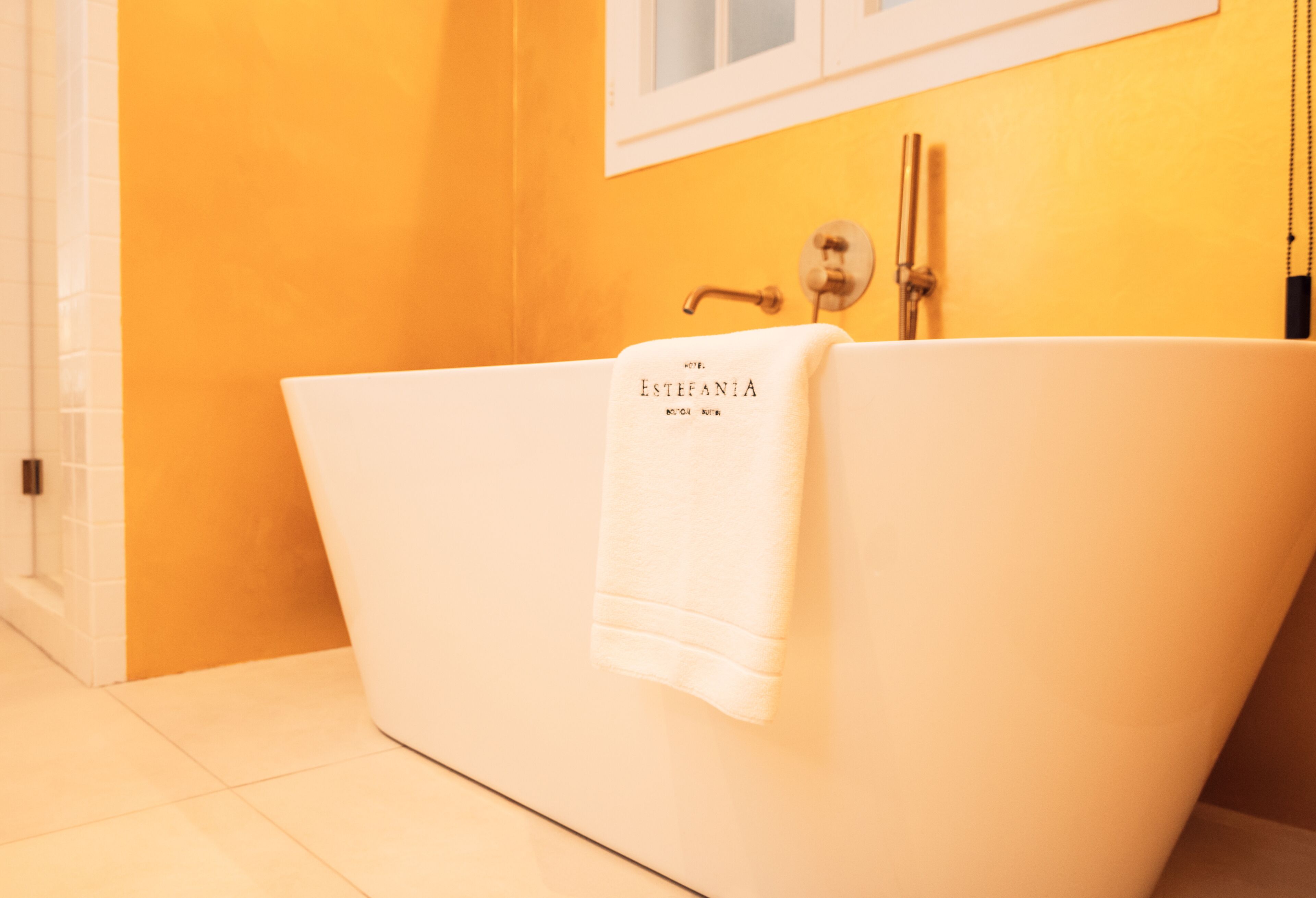 Una bañera con una toalla que dice 'Hotel Estefania'.