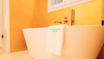 Una bañera con una toalla que dice 'Hotel Estefania'.