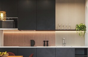 Signature Suite | Private kitchen | Mini-fridge, microwave, stovetop, cookware/dishes/utensils - Hotel Estefanía Boutique Suites  (Arona)
