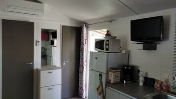 Réfrigérateur, micro-ondes, plaque de cuisson, cafetiÚre/bouilloire