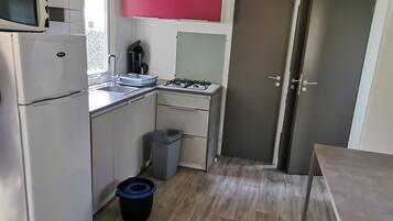 Réfrigérateur, micro-ondes, plaque de cuisson, cafetiÚre/bouilloire