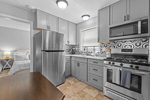 Microwave, oven, stovetop, toaster - Convenient 1BR Close to Downtown (Winooski)