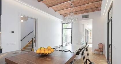 Beautiful Villa With Jacuzzi and Garden in City of Barcelona