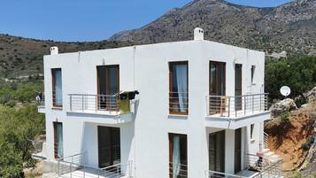 1 bedroom, desk, bed sheets