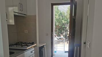 1 habitación, escritorio y ropa de cama