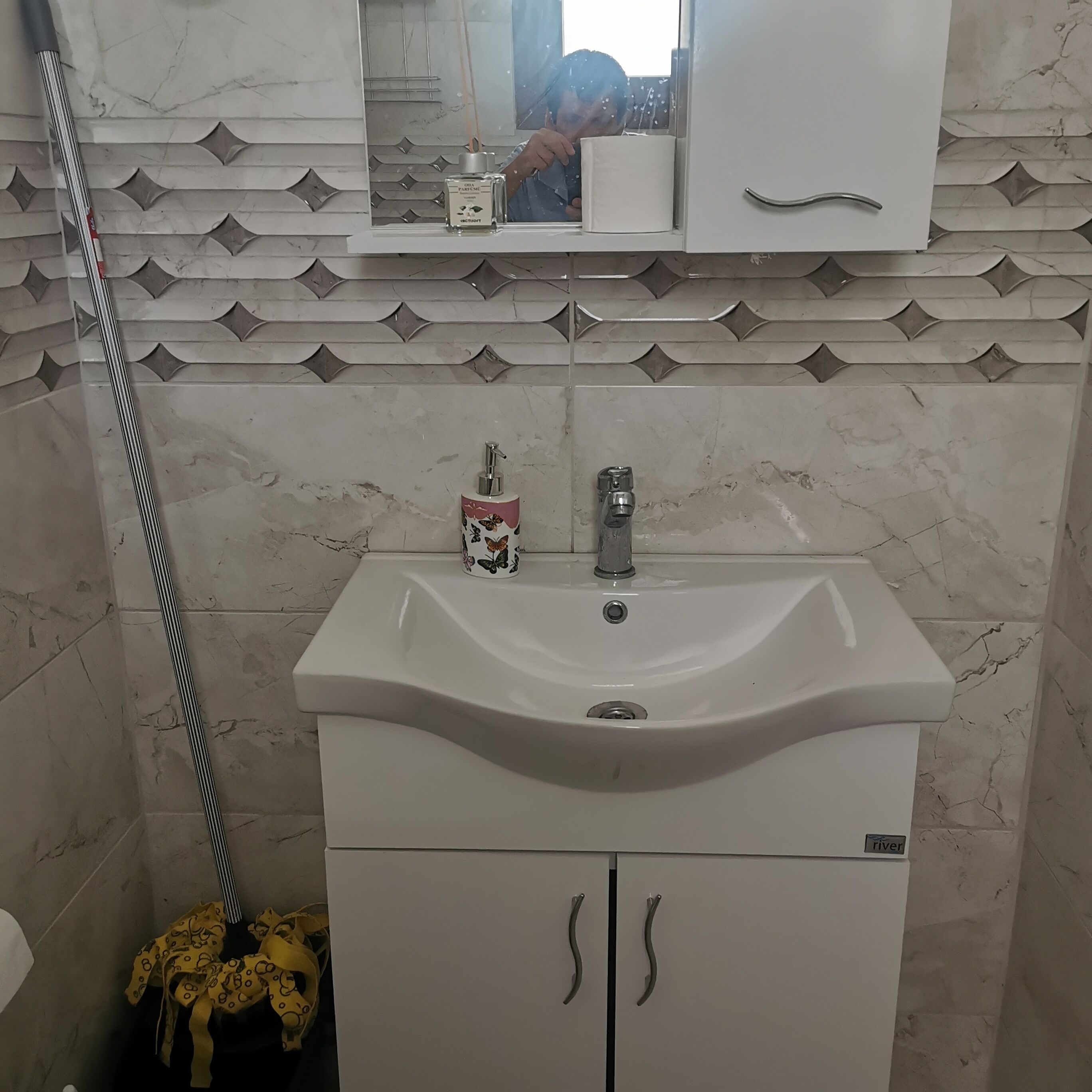 Basic Apartment | Bathroom | Shower, rainfall showerhead, towels