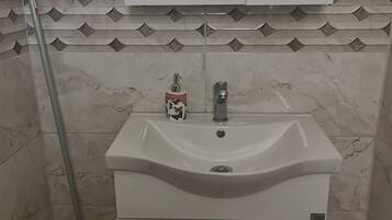 Basic Apartment | Bathroom | Shower, rainfall showerhead, towels