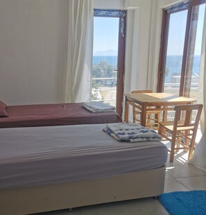 1 kamar tidur, meja kerja, dan seprai linen