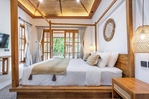Comfort Villa, 1 Katil Ratu (Queen), Private Pool | Peti besi dalam bilik, meja, ruang kerja komputer riba