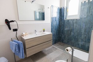 淋浴設備、風筒、坐浴桶、提供毛巾