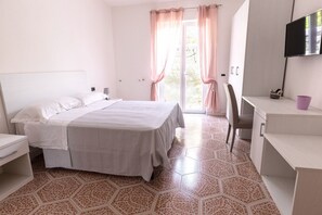 3 間睡房、房內夾萬、書桌、熨斗/熨衫板