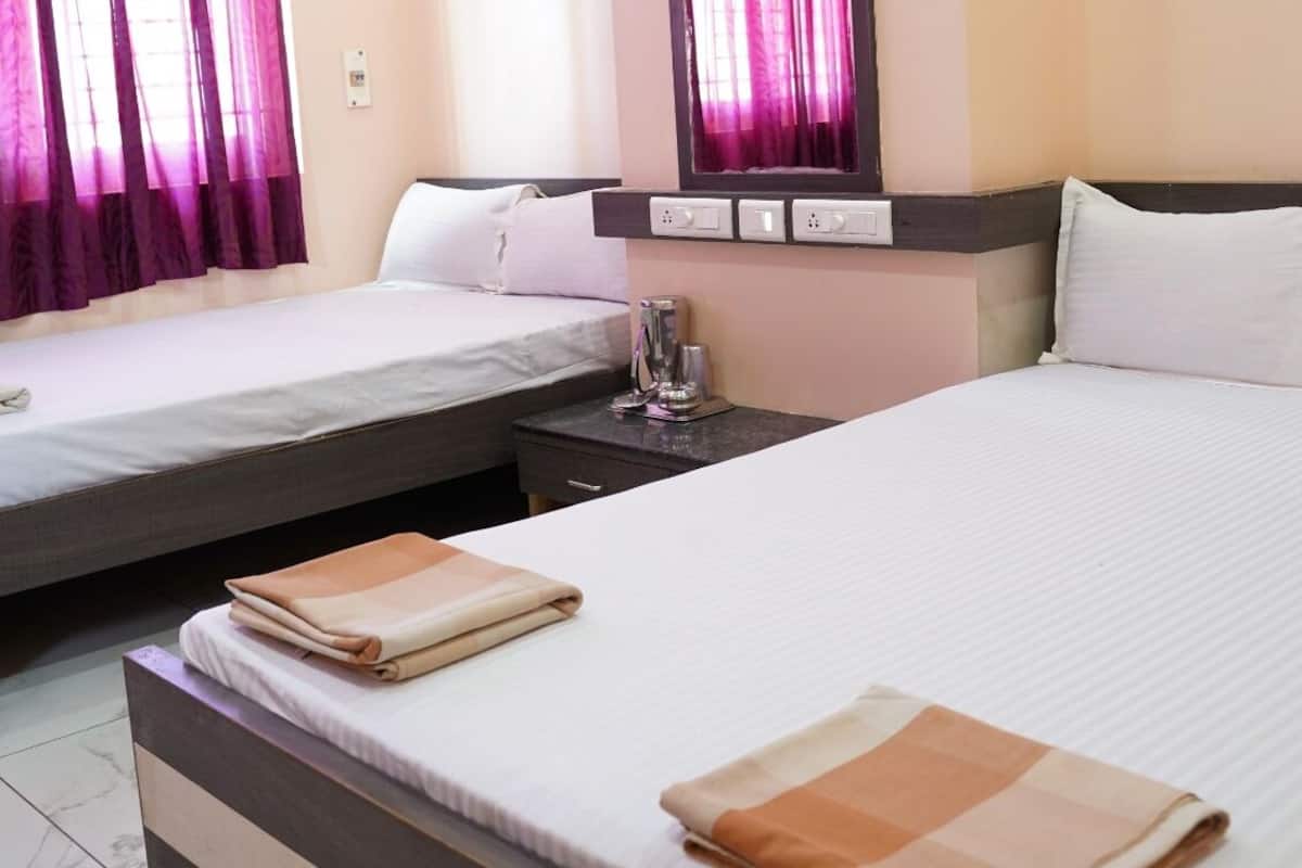 family quadruple room | desk, soundproofing, rollaway beds, bed sheets