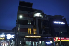 A multi-story building with a sign for "Prasanna Devi Lodge A/C" indicating an air-conditioned lodging facility. - Prasanna Devi Lodge (Tiruchirappalli)