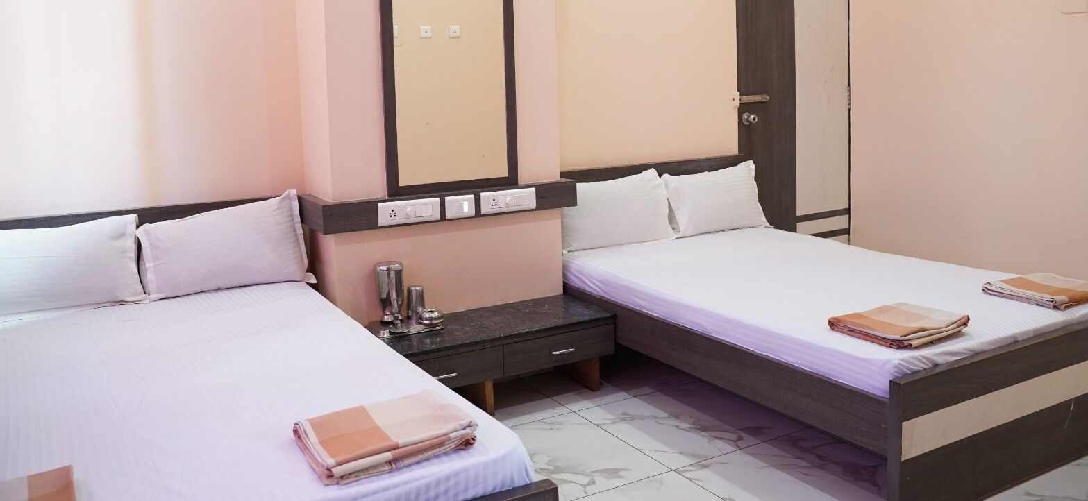 family quadruple room | desk, soundproofing, rollaway beds, bed sheets