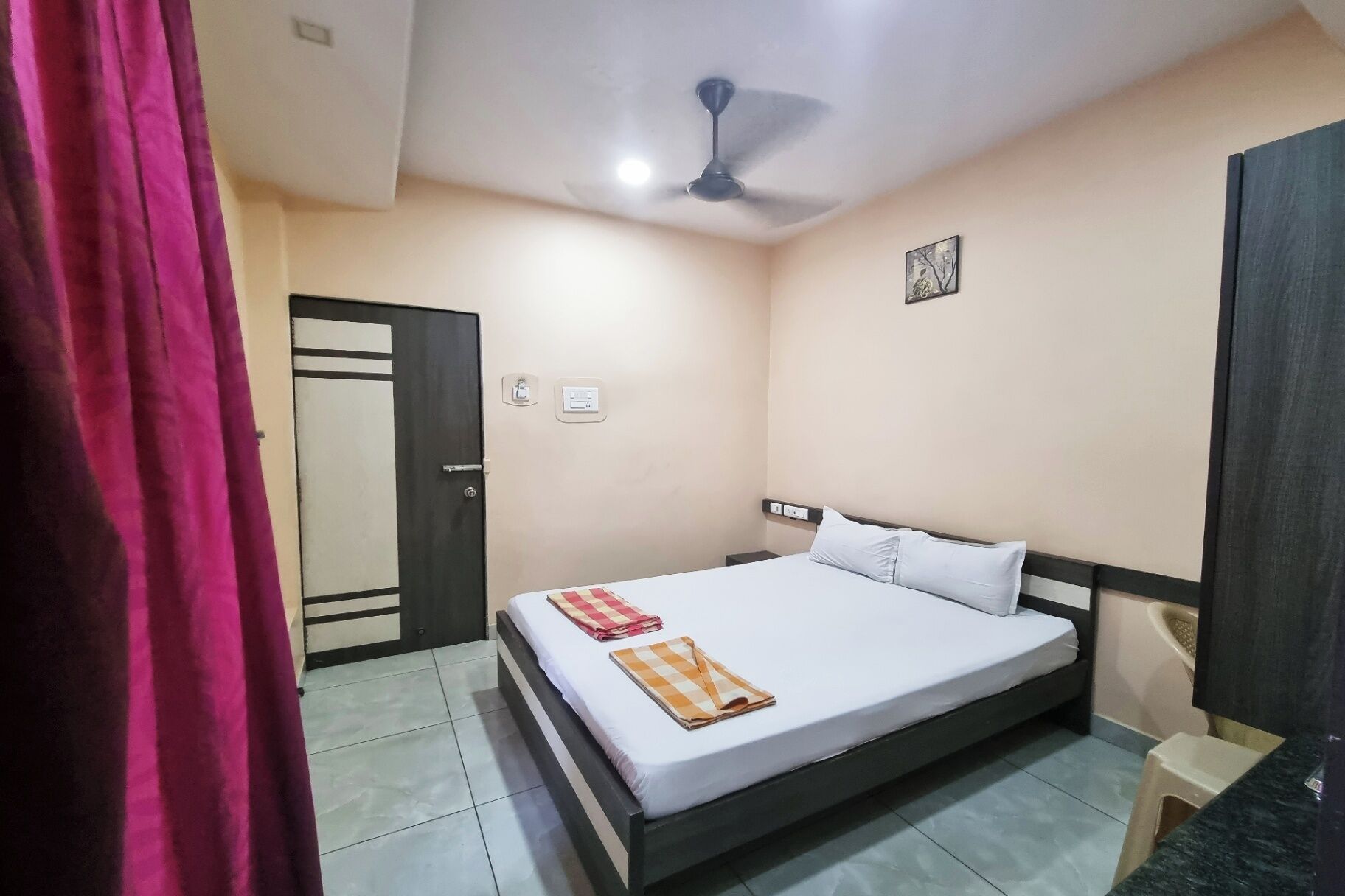 classic double room | desk, soundproofing, rollaway beds, bed sheets