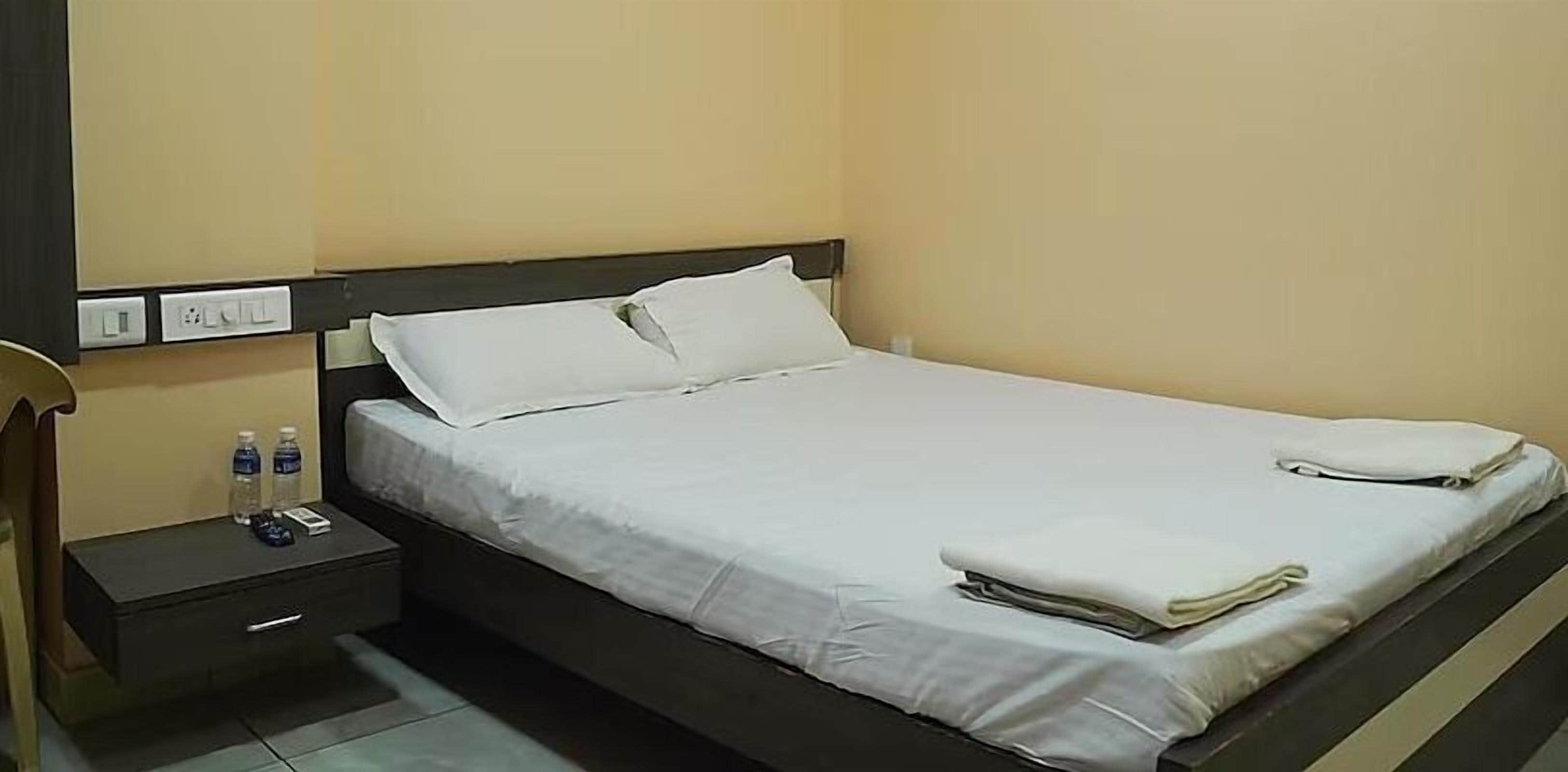 classic double room | desk, soundproofing, rollaway beds, bed sheets