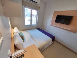 Standard Room, 1 Queen Bed | Desk, laptop workspace, free WiFi - DAIMA Stay Syariah Sawah lunto (Jakarta)