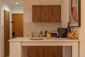 Studio | Eigene Küche | Kühlschrank, Mikrowelle, Herdplatte, Wasserkocher mit Kaffee-/Teezubehör