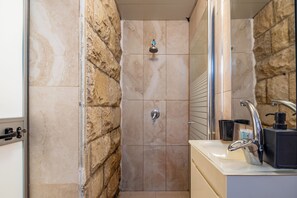 Studio | Bathroom | Shower, designer toiletries, hair dryer, towels - PORT CITY HAIFA - Jaffa Apartments (Haifa)