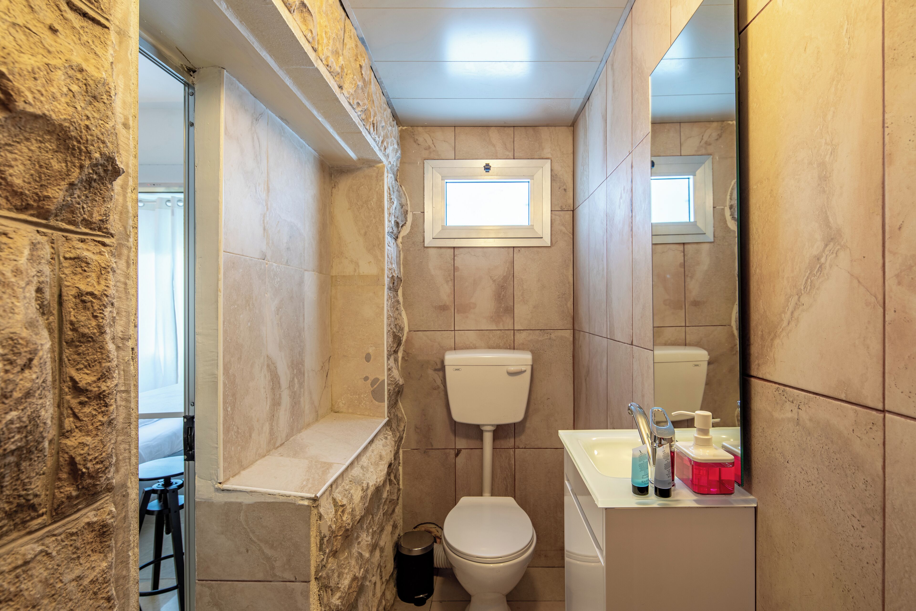 Estúdio | Banheiro | Chuveiro, produtos de toalete de grife, secador de cabelo 