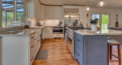 @ Marbella Lane - Eccentric 4BR Modern Ranch Home