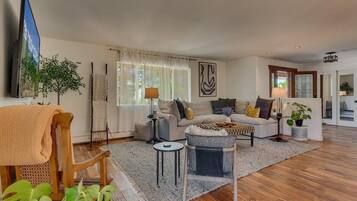 TV, lareira, pebolim, escritórios