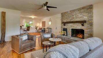 TV, lareira, pebolim, escritórios