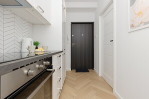 Ofen, Geschirrspüler, Kochgeschirr/Geschirr/Besteck, Gefrierschrank