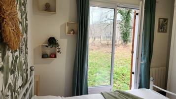 4 bedrooms, iron/ironing board, WiFi