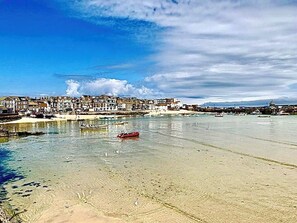 Beach - St Ives | 1 bedroom Contemporary Apartment | Dog friendly (St Ives)