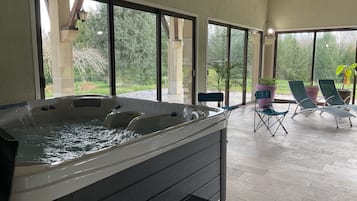 Indoor spa tub