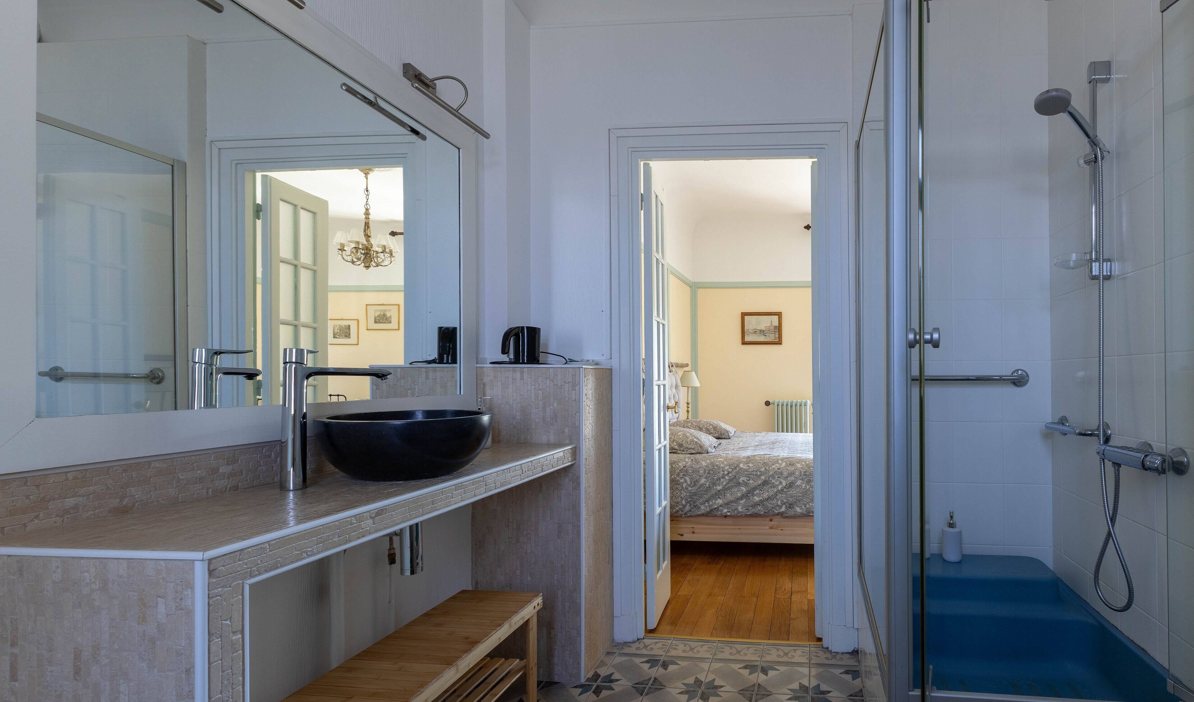 Deluxe Triple Room | Bathroom | Hair dryer, towels, soap, shampoo