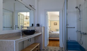 Deluxe Triple Room | Bathroom - Ma Tranquillité (Courpière)