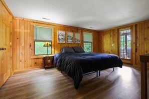 3 bedrooms, desk, iron/ironing board, travel crib